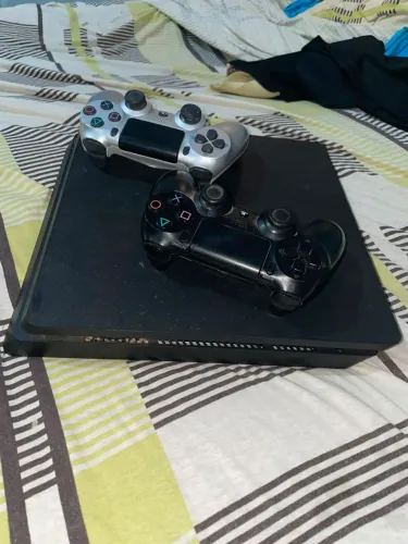 PS4 SLIM COM 3 JOGOS E DOIS CONTROLES. (Desapego)