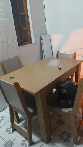 Vendo mesa com 4 cadeiras