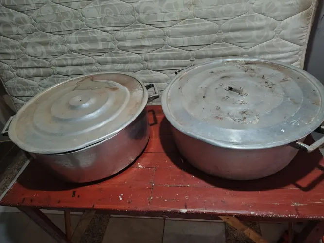 2 Panelão pra cozinha 60x23 R$ 500,00 Cada ou troco por 5 Panelas 40x14.