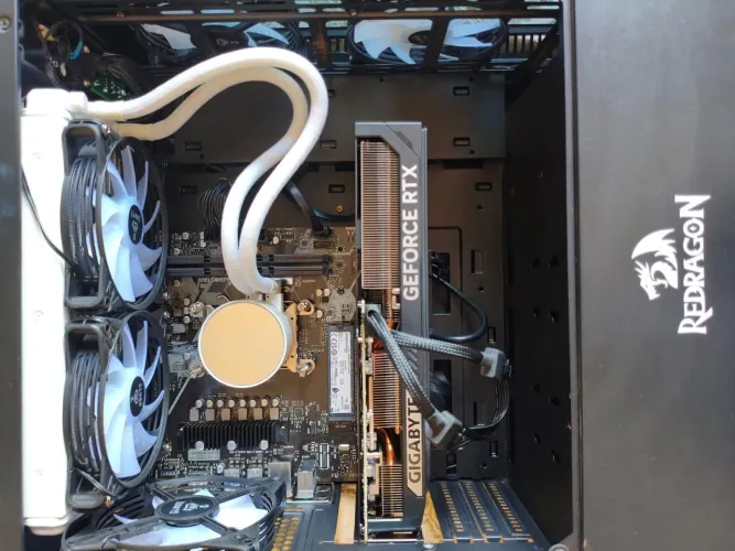 PC Gamer Ryzen 7 9800X3D + RTX 5070 12GB | 32GB DDR5 | SSD NVMe 1TB | Water Cooler