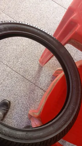 Vendo esse pneu Rinaldi traseiro novo.