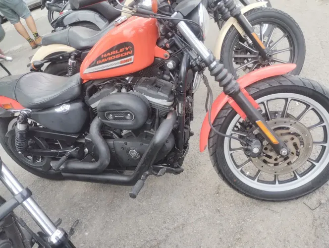Vendo ou troco 883R
