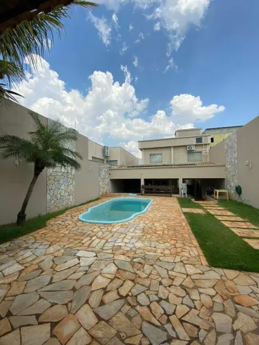 Casa residencial à venda no Bairro Tibery, Uberlândia, com piscina e varanda gourmet