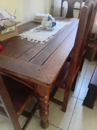 Mesa de madeira com 4 cadeiras