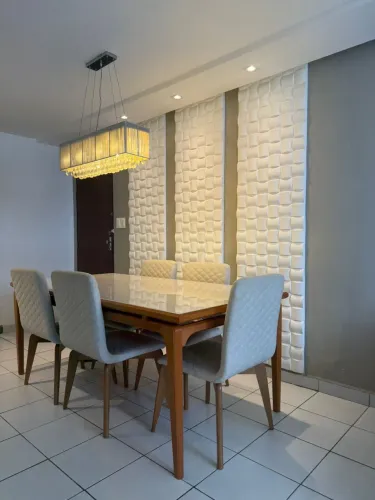 Conjunto de mesa com 6 cadeiras