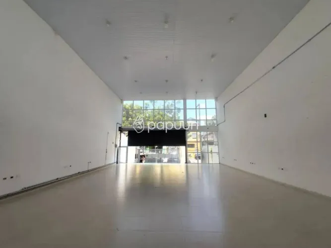 Galpão Comercial 600m² com Vão Livre, Mezanino e 20 Vagas para Alugar  Próximo à Avenida d