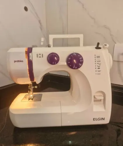 Máquina de costura Elgin pratika 127v 