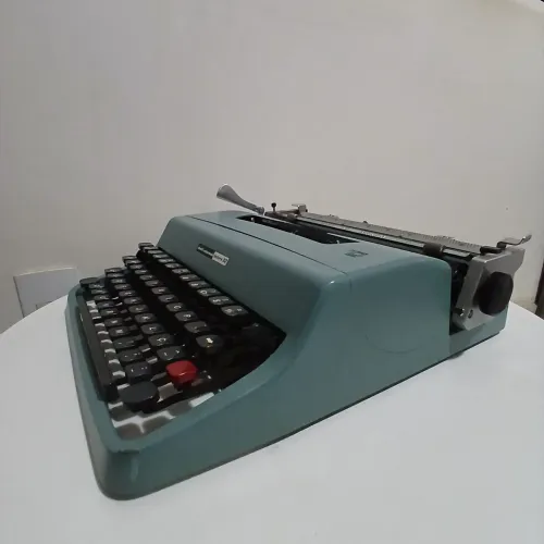 Máquina de escrever Olivetti Lettera 32 italiana