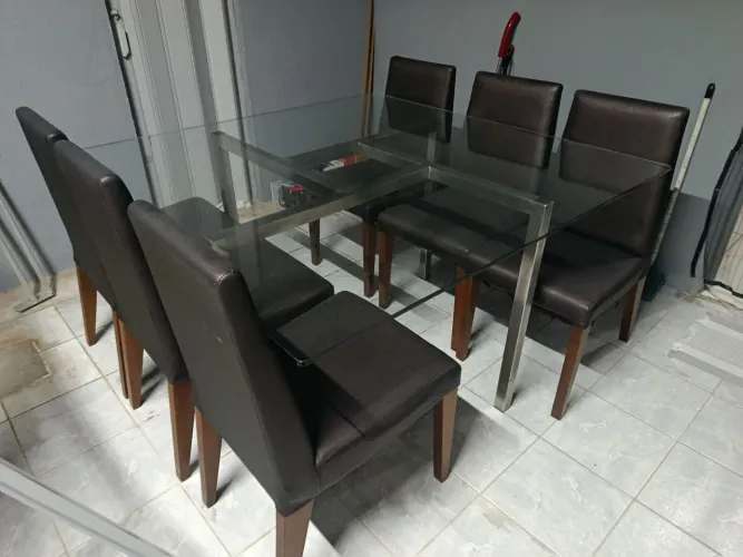 Vendo mesa de seis cadeiras.