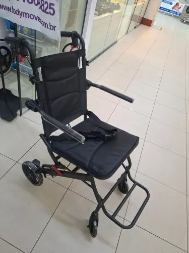 CADEIRA DE RODAS PEQUENA