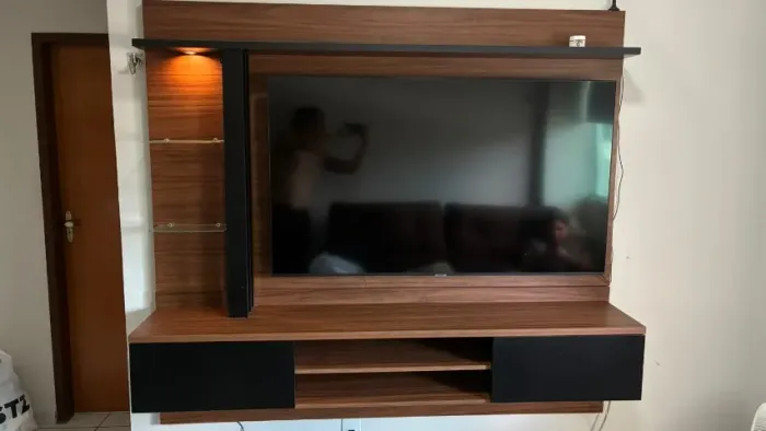 Painel de TV Suspenso Amadeirado e Preto com Prateleiras de Vidro e Spot