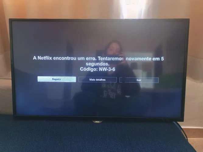 TV AOC 32" - LIGA PERFEITAMENTE (COM DETALHE NA TELA/ PARA CONSERTO OU PEÇAS)