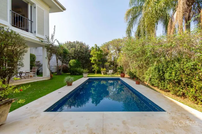 Casa com piscina e jardim agradável