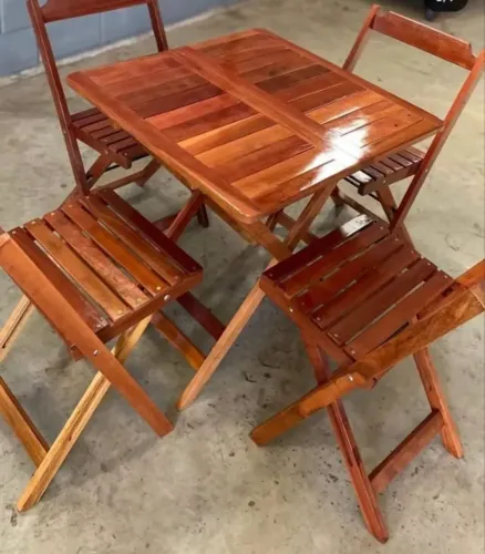 Conjunto de mesa e cadeiras de madeira