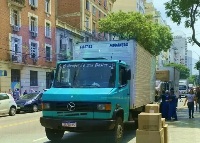 Frete e mudanças preço justo disponível baú