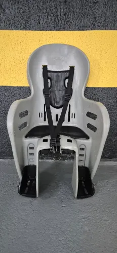 Cadeirinha de bicicleta para crianças.