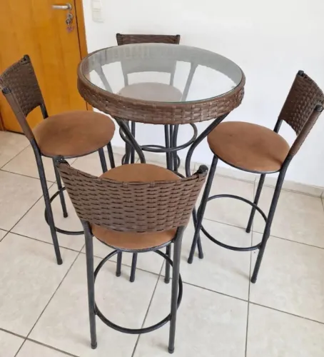Mesa bistrô com banquetas altas em ótimo estado de conservação.