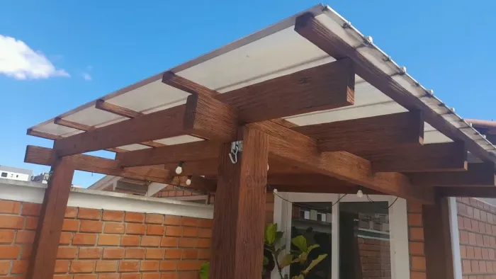 PERGOLADO DE MADEIRA COM COBERTURA DE POLICARBONATO ? PORTO ALEGRE