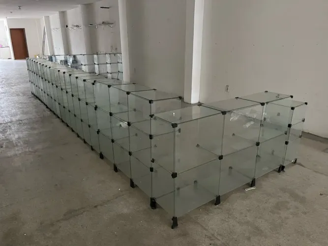 Balcão modular em vidro com 6 metros