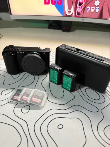 Sony ZVE10 + Bateria + cartões de memória