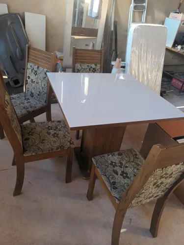 Mesa branca 4 cadeira leia anuncio