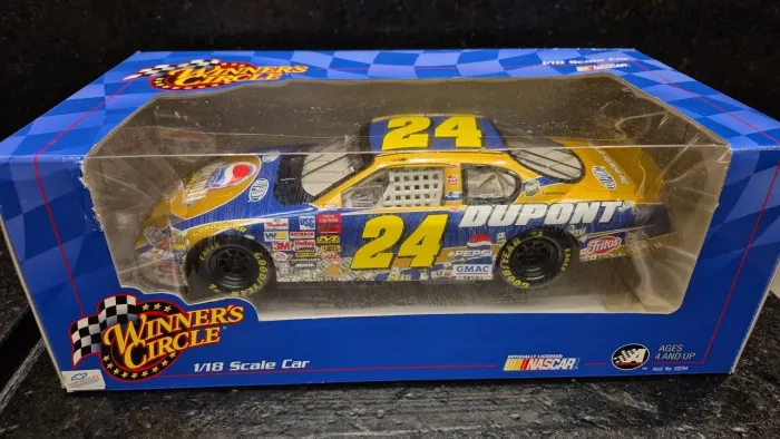 Miniatura NASCAR Chevrolet #24 Jeff Gordon DuPont - Escala 1:18