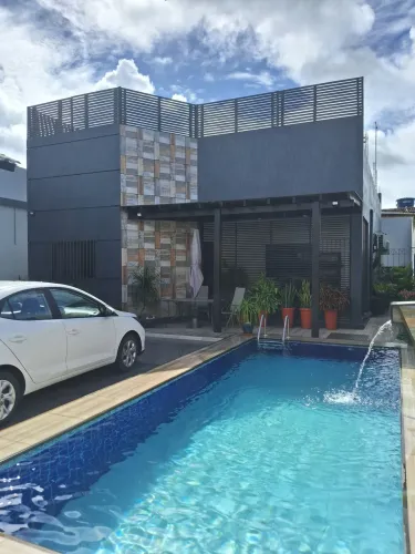 ~CASA COM PISCINA À VENDA PRÓX. DE TUDO !!!