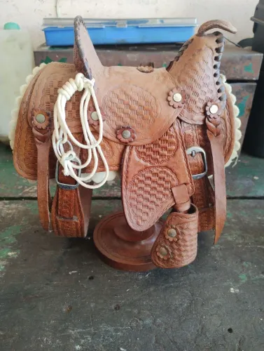 DUAS MINI-SELAS DE CAVALO ORIGINAIS DECORATIVAS 26X20CM MARCA SELARIA PUGSLEY DE CURITIBA