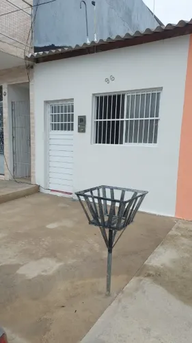 Casa no bairro da Pitanguinha (Eixo Quartel), 2 quartos, sala, cozinha, área e quintal