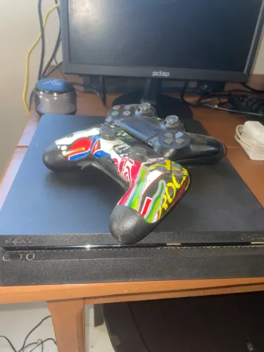 PlayStation 4 Slim + 2 Controles