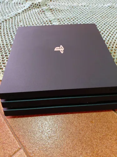 PlayStation 4 Pro 1TB - Excelente Estado + [Quantidade] Controles 