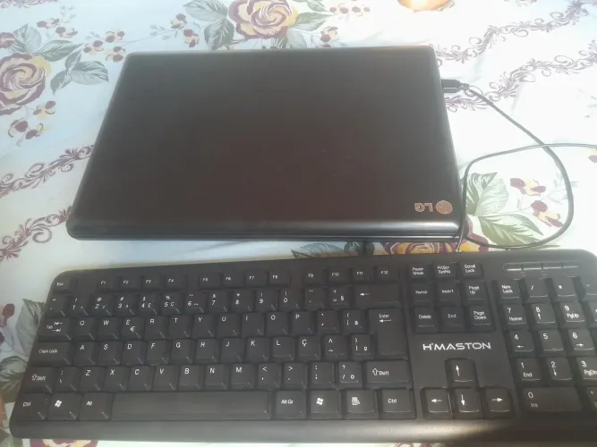 Vendo netebook LG funciona perfeitamente somente com detalhe no teclado , mas inf pV.
