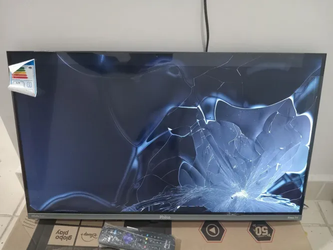 Vendo uma TV nova; a tela precisa ser substituída.