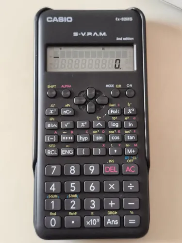 Calculadora Científica CASIO fx-82MS