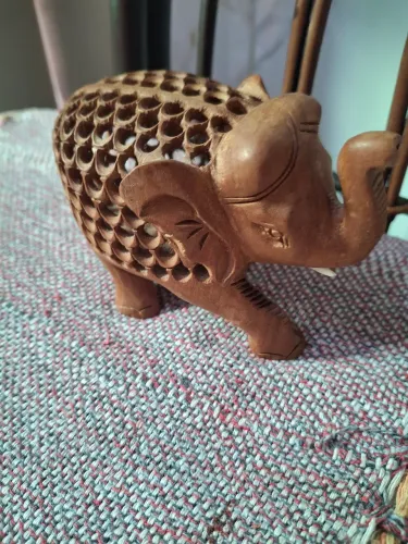Vendo elefante talalhado em madeira 