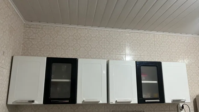 DOIS ARMÁRIOS DE COZINHA SUSPENSOS
