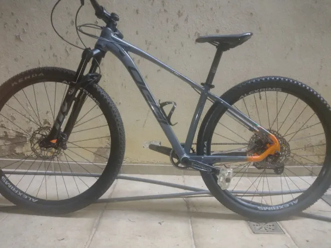 Bicicleta Oggi 7.3 aro 29, modelo 2023 Shimano deore 