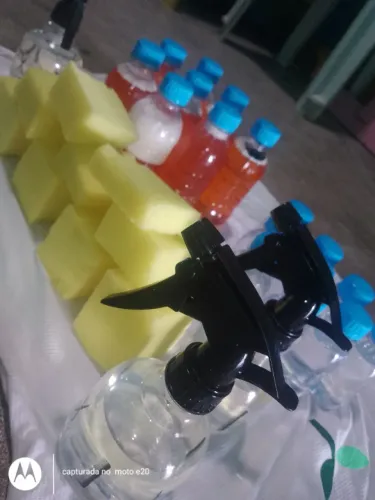 Kit para limpeza automotiva, com um limpa pneus, um cheirinho de 200 ml, e um revitalizado
