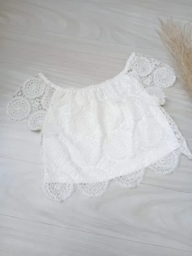 Blusa de renda estilo ciganinha com elástico, forrado da POOL.<br>?Tam M<br>?15,00