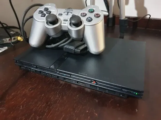 Playstation 2 + Memorycard + controle paralelo de época - Confira!