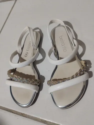Vendo 01 sandália 