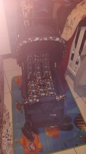 Vendo carrinho novo de bb,brinde 1 bb conforto 