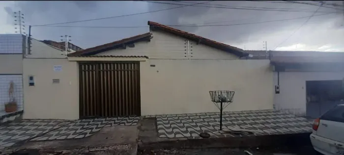 VENDE-SE UMA CASA NO PINGÃO