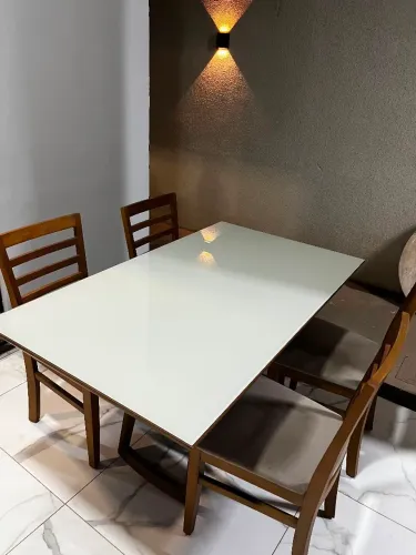Mesa com 4 cadeiras