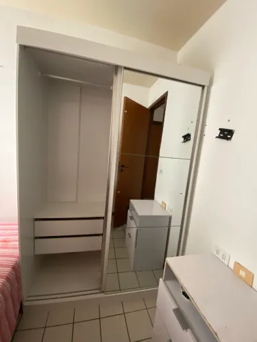 Guarda-Roupa Usado com Portas de Correr e Espelho