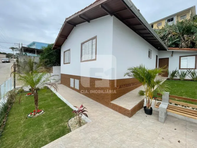 Casa de 3 quartos semi mobiliada na Trindade