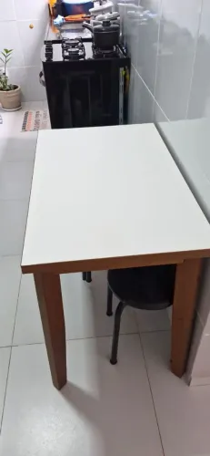 Mesa retrátil de madeira com 4 banquetas 
