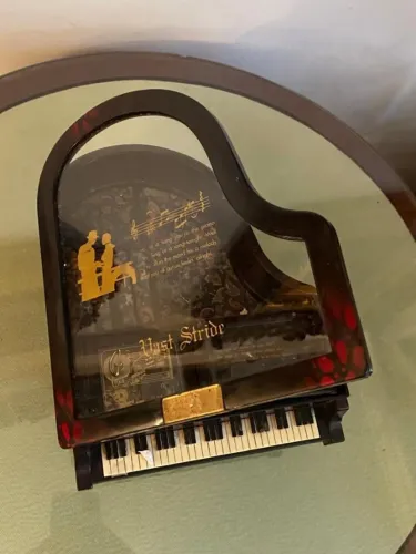 Caixa De Música Em Formato De Piano