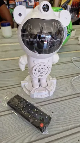 Astronauta musical e várias galáxias com controle remoto