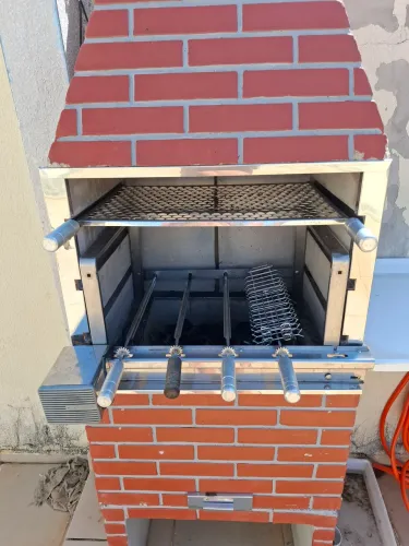 Churrasqueira pre moldada com gira grill 